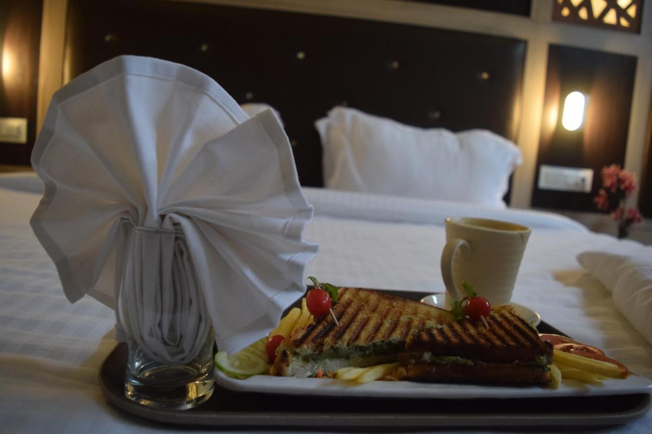 Hotel Dayal Shree Paradise Bhopal Bagian luar foto